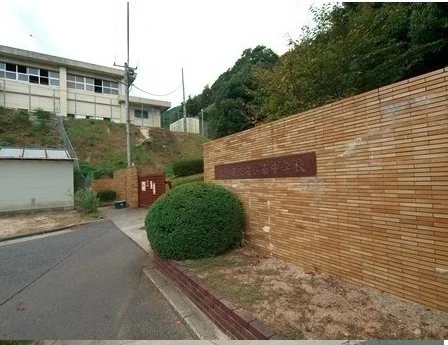 安佐南中学校まで1900m