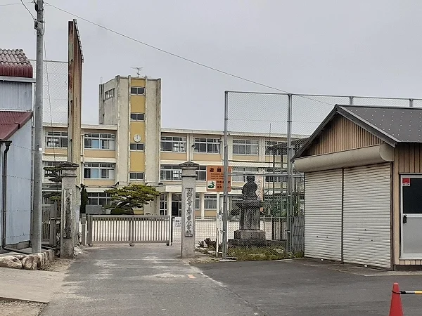河曲小学校まで1727m