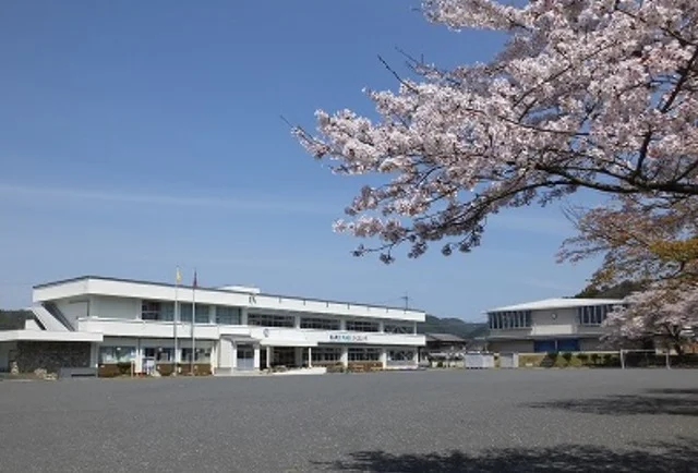 錦津小学校まで1200m