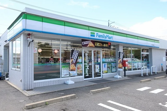 ファミリーマートまで300m