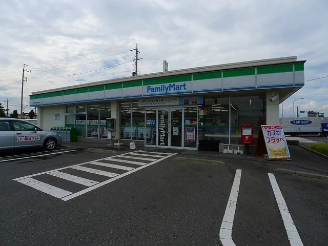 ファミリーマート伊勢崎流通団地まで650m