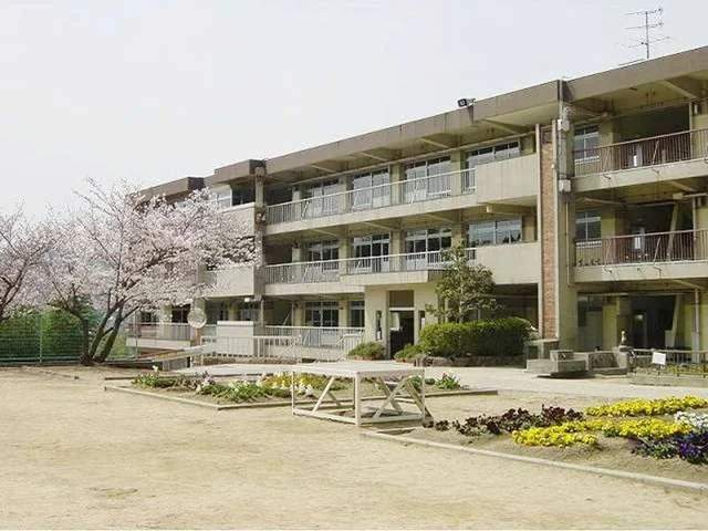 郷内小学校まで1400m