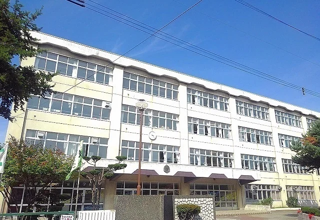 柏丘中学校まで1900m