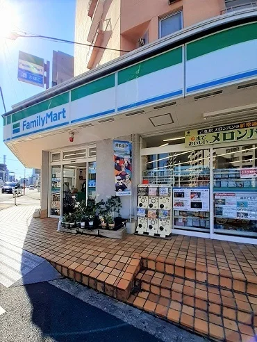 ファミリーマート新宿弁天町店まで92m