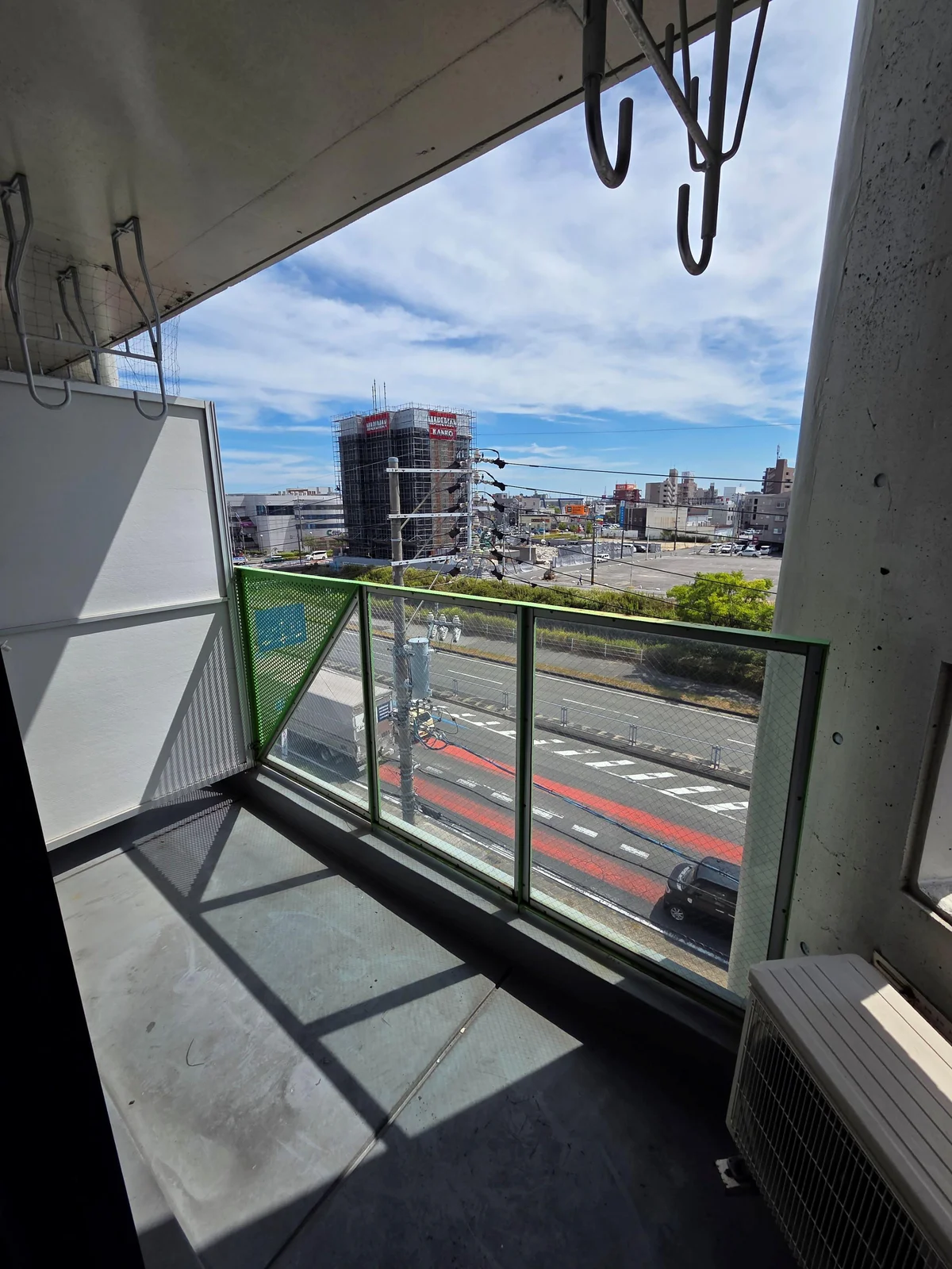 洗濯機はベランダです