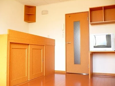 1階はフローリング。部屋により家電製品が異なる場合あり。