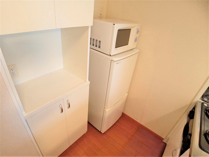 冷蔵庫、電子レンジ、食器棚付き