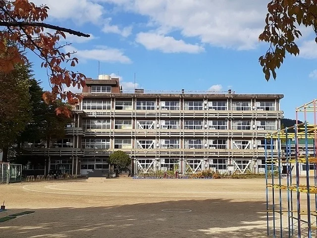 福島市立三河台小学校まで1100m