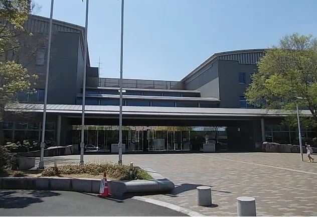 県立図書館まで1200m