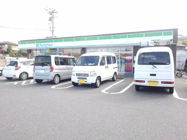 ファミリーマート柏原4丁目店まで1100m