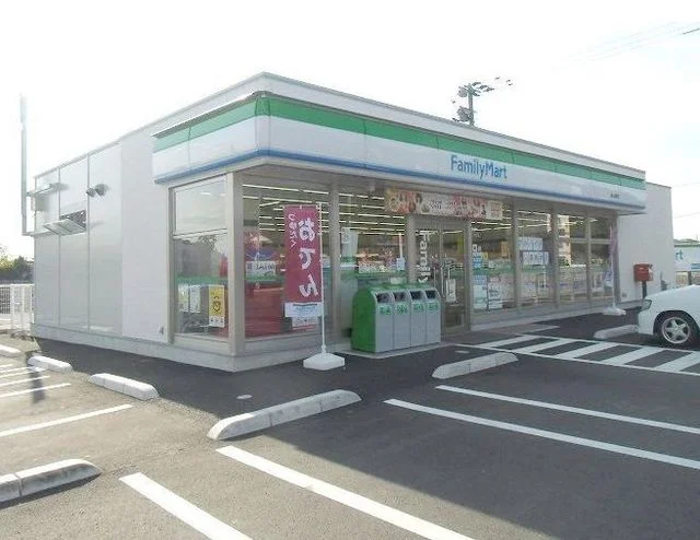 ファミリーマートまで860m