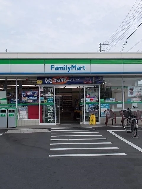 ファミリーマート拝島駅北店まで300m