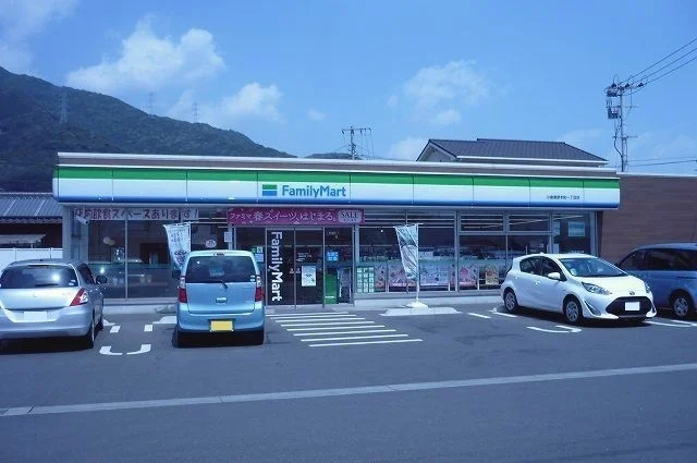ファミマ小倉葛原本町１丁目店まで350m