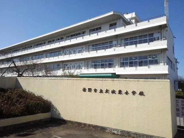 犬伏東小学校まで1300m