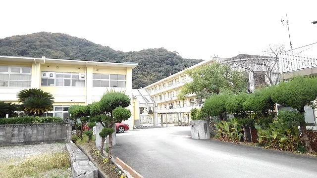 津久見小学校まで1100m