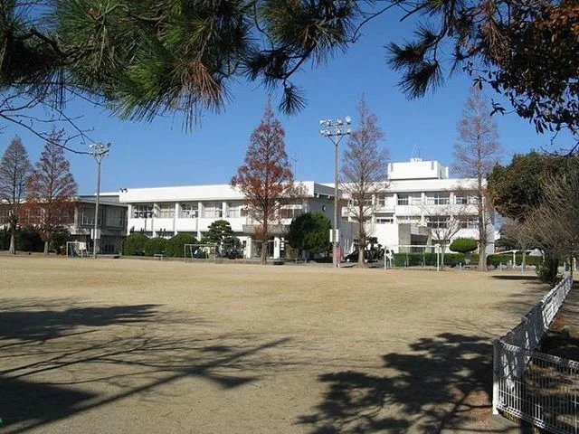 平島小学校まで1500m