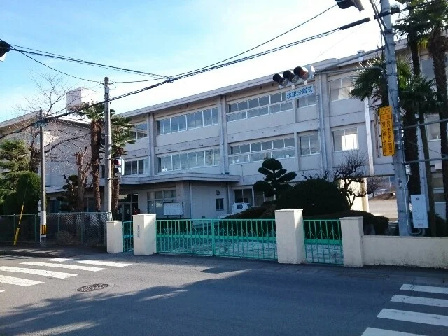市立西小学校まで700m
