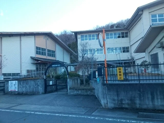 市立鼻高小学校まで1000m