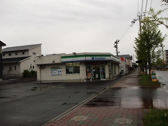 ファミリーマートまで1300m