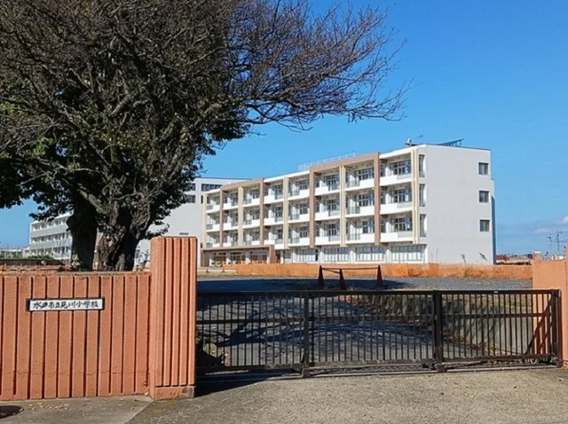見川小学校まで1100m