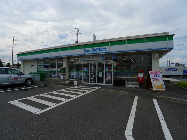 ファミリーマート伊勢崎流通団店まで900m