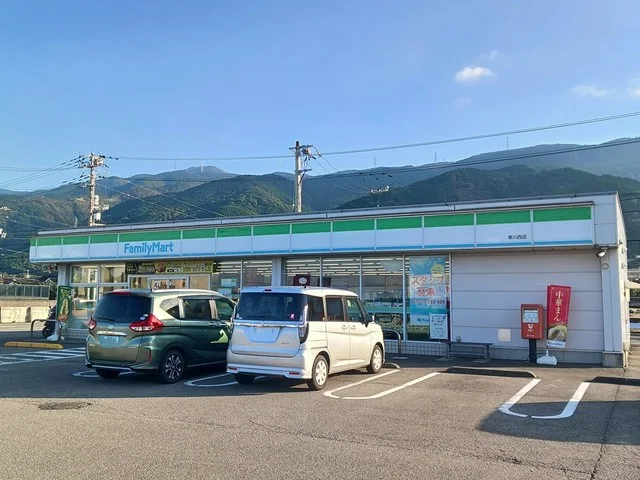 ファミリーマート寒川西店まで303m