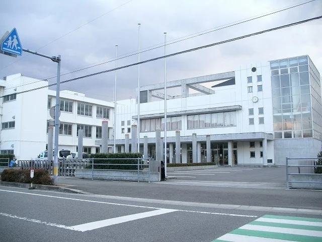石井小学校まで1200m
