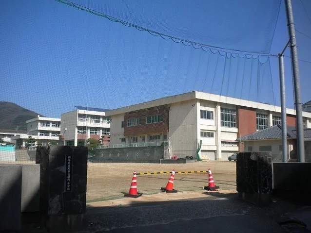 脇町小学校まで1800m
