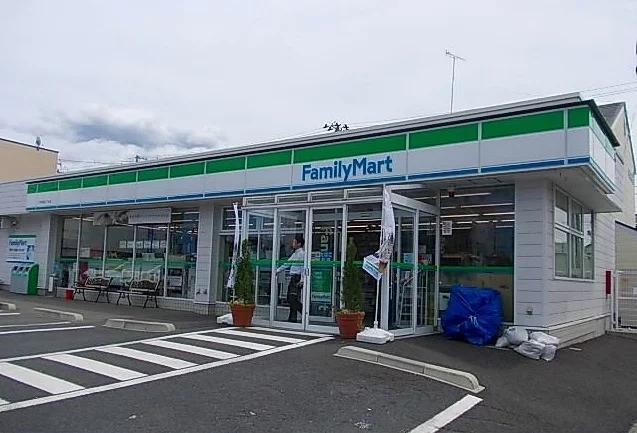 ファミリーマート根城五丁目店まで130m