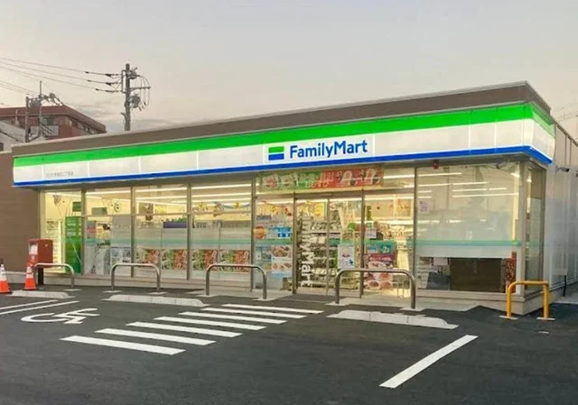 ファミマ　さいたま曲本2丁目店まで280m
