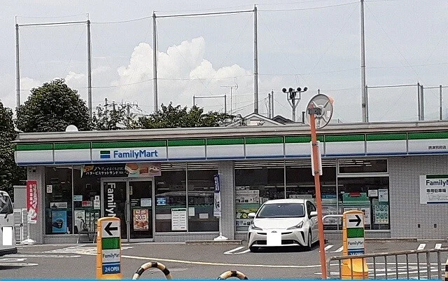 ファミリーマート様まで297m