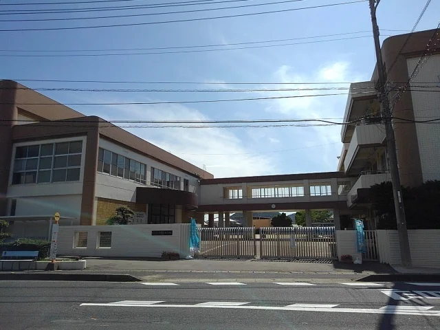 まんのう町立四条小学校まで1300m