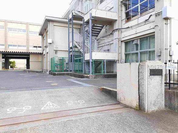 一宮市立　西成小学校まで1100m