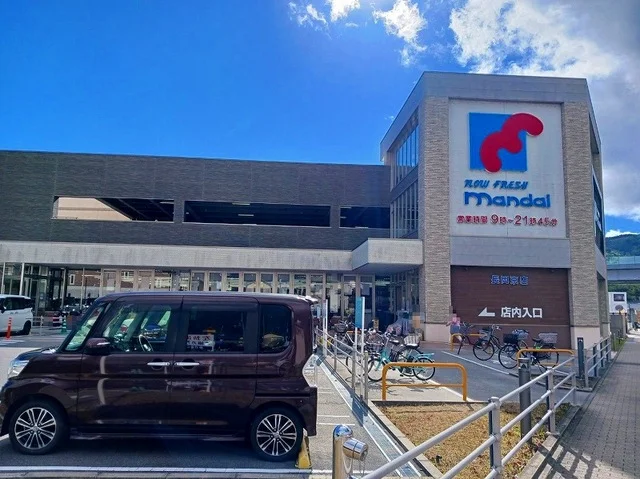 万代 長岡京店まで300m