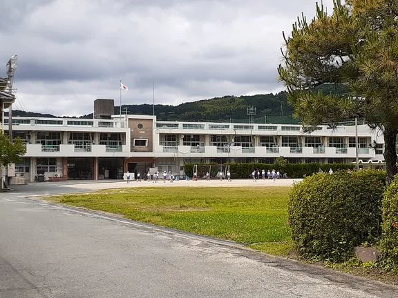 黒木小学校まで590m