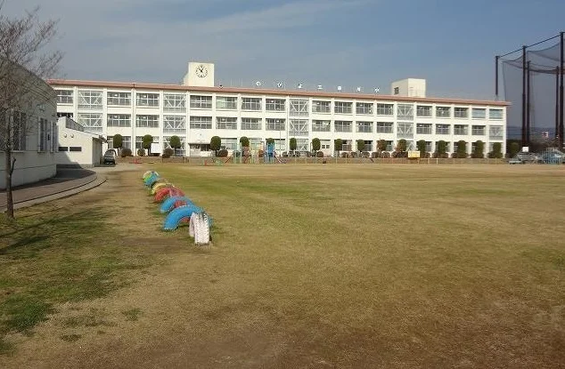 三田川小学校まで950m