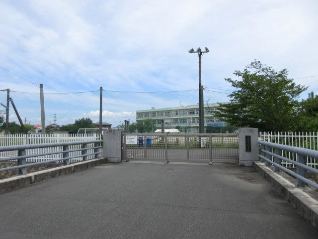 木室小学校まで740m