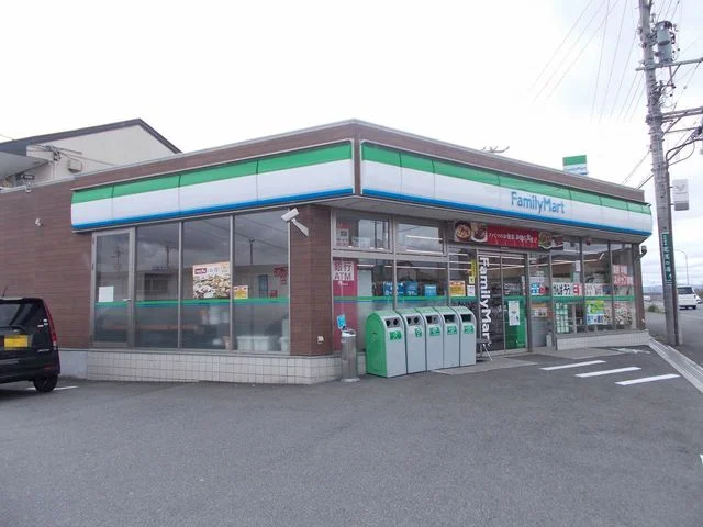 ファミマ友生インター店様まで100m