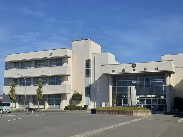 登米市立豊里小中学校まで1200m
