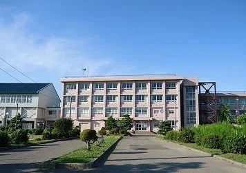 本成寺中学校まで80m