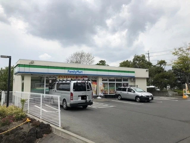 ファミリーマートまで1100m