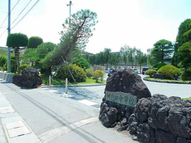 御代田中学校まで2100m