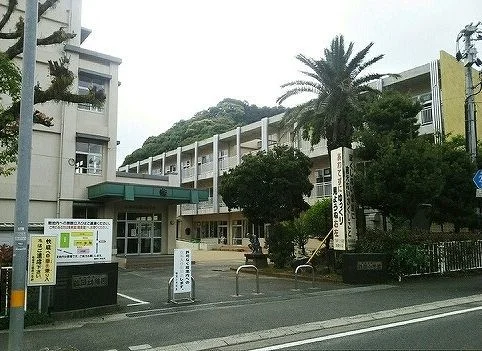 鶴岡小学校まで650m