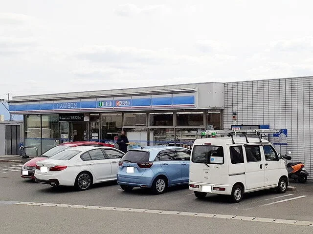 ローソン小山三丁目店まで900m
