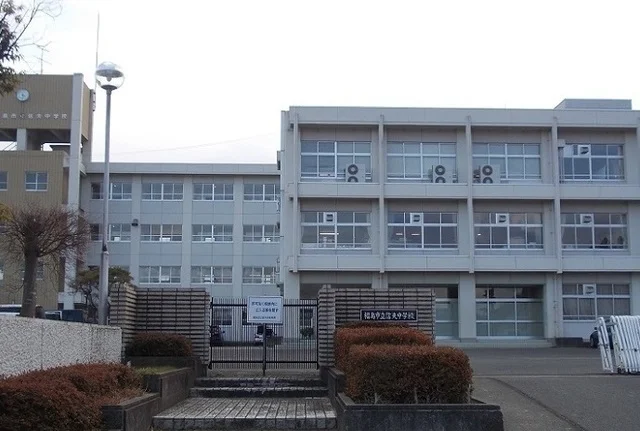福島市立信夫中学校まで1200m