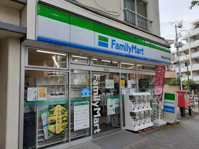 ファミリーマートまで406m