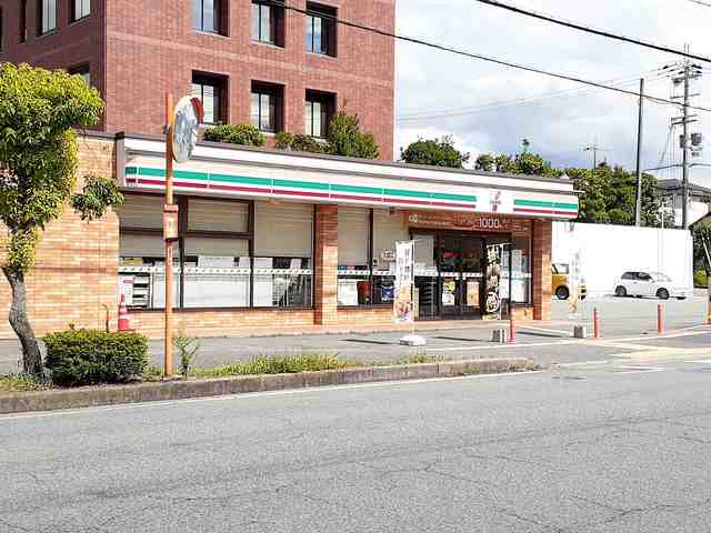 セブンイレブン三木青山3丁目店まで733m