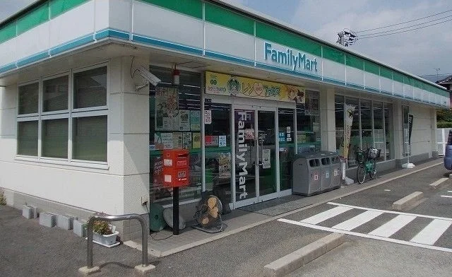 ファミリーマートまで300m