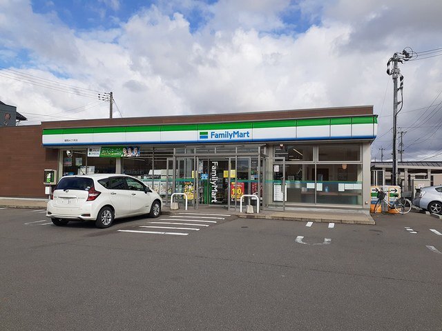 ファミリーマート　鶴岡みどり町まで180m