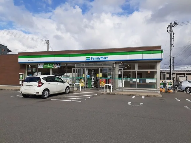 ファミリーマート　鶴岡みどり町まで180m